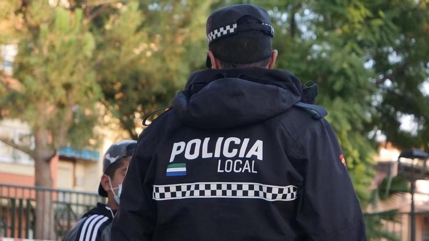 Un agente de la Policía Local de Mijas se dirige a un joven.