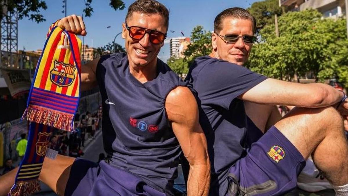 Lewandowski y Szczesny, al frente del autocar de la rúa de campeones del Barça