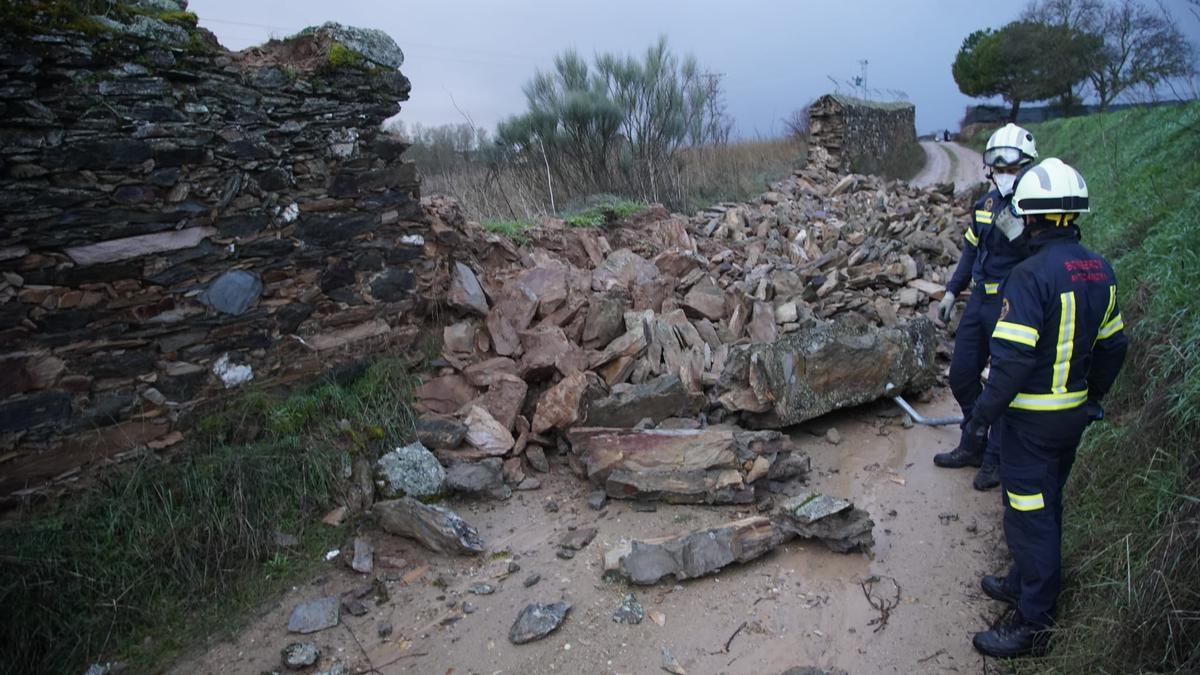 Derrumbe de un muro en el camino de la Aldea, en Zamora capital.