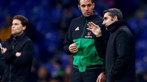 GRAF3876. CORNELLÀ-EL PRAT DEL LLOBREGAT (BARCELONA), 08/12/2018.- El entrenador del FC Barcelona Ernesto Valverde (d) habla con el cuarto árbitro, durante el partido correspondiente a la decimoquinta jornada de LaLiga Santander que RCD Espanyol y FC Barcelona disputan hoy en el estadio de Cornellà-El Prat. EFE/Quique García