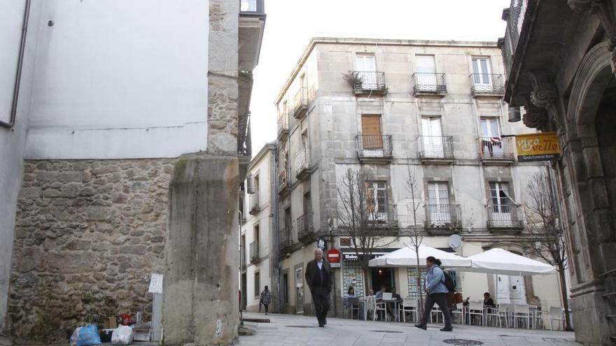 Imagen de la plaza tras la trasera del Arco de Quirós. // FdV