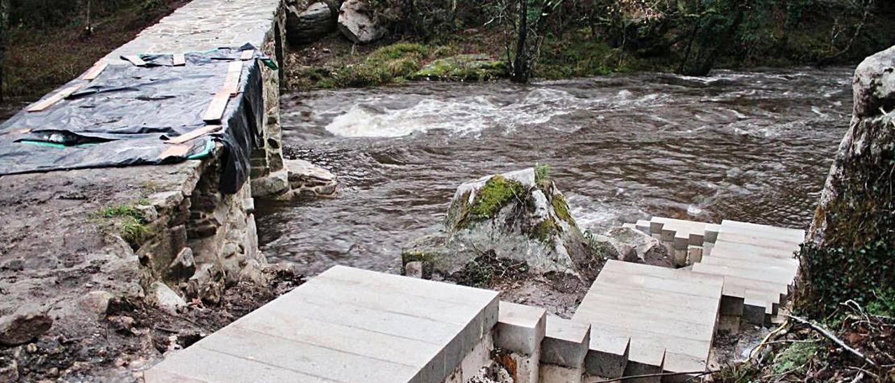 Las escaleras han sido levantadas en el margen de Agolada. |   // DANIEL GONZÁLEZ ALÉN