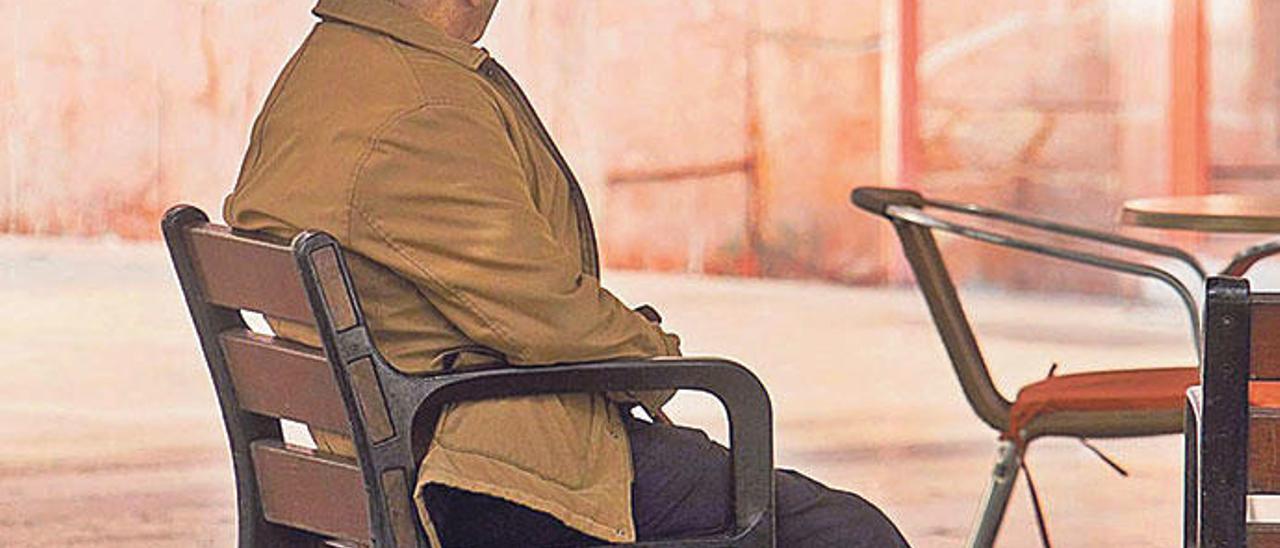 Imagen de archivo de una persona mayor sentada en un banco en la ciudad de Alicante. jose navarro