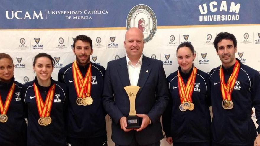 Los campeones posan con Pablo Rosique con sus medallas al término del torneo.