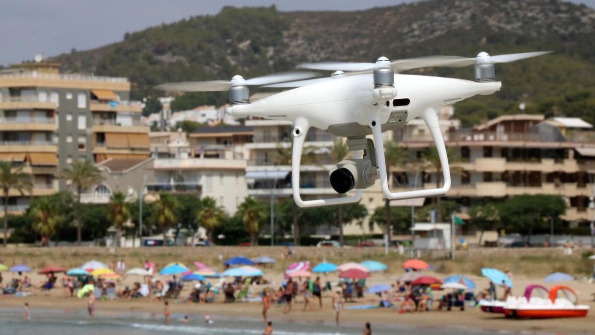 Calafell sobrevuela las playas con dron para evaluar la eficacia de las medidas de renaturalización