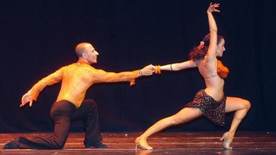 Bailarines en el certamen de danza &#039;Noite da Queima&#039;.