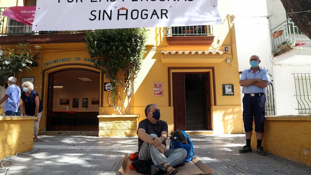 La Asociación de Vecinos de el Palo protesta contra la situación de las personas sin hogar.