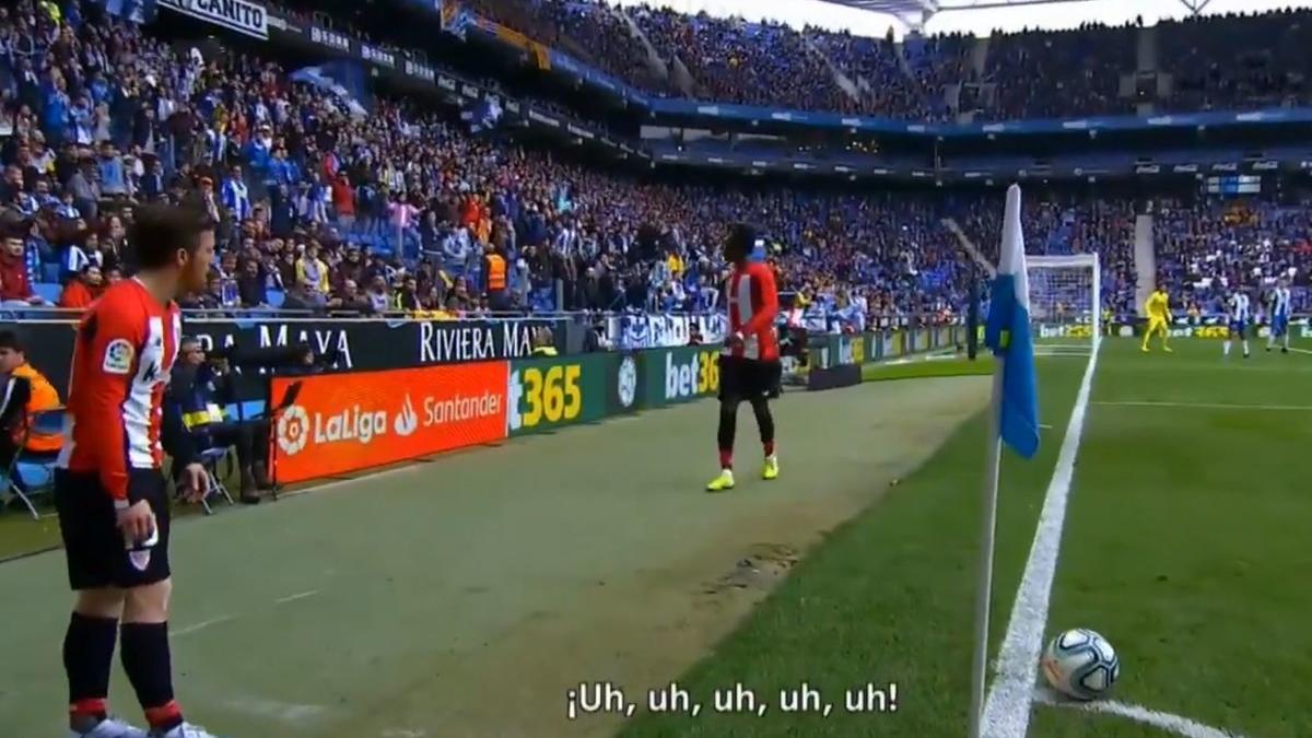 Iñaki Williams escucha cánticos racistas de la grada del RCDE Stadium.