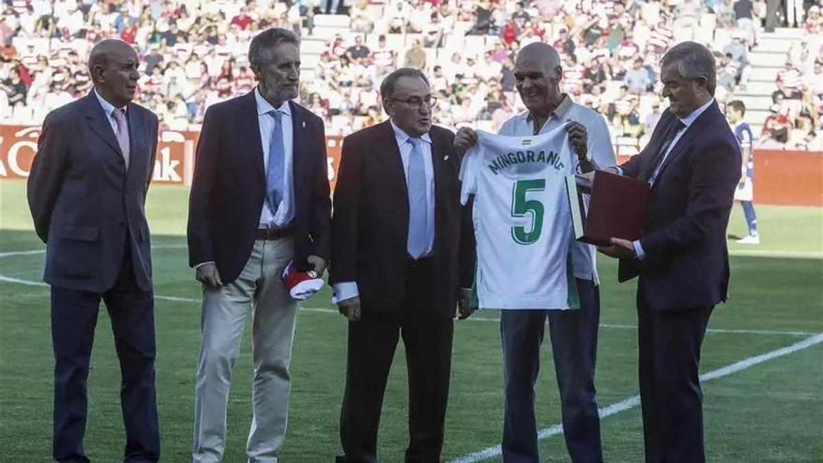 Mingorance sostiene la camiseta del Córdoba CF con su nombre y dorsal en el homenaje en Granada.