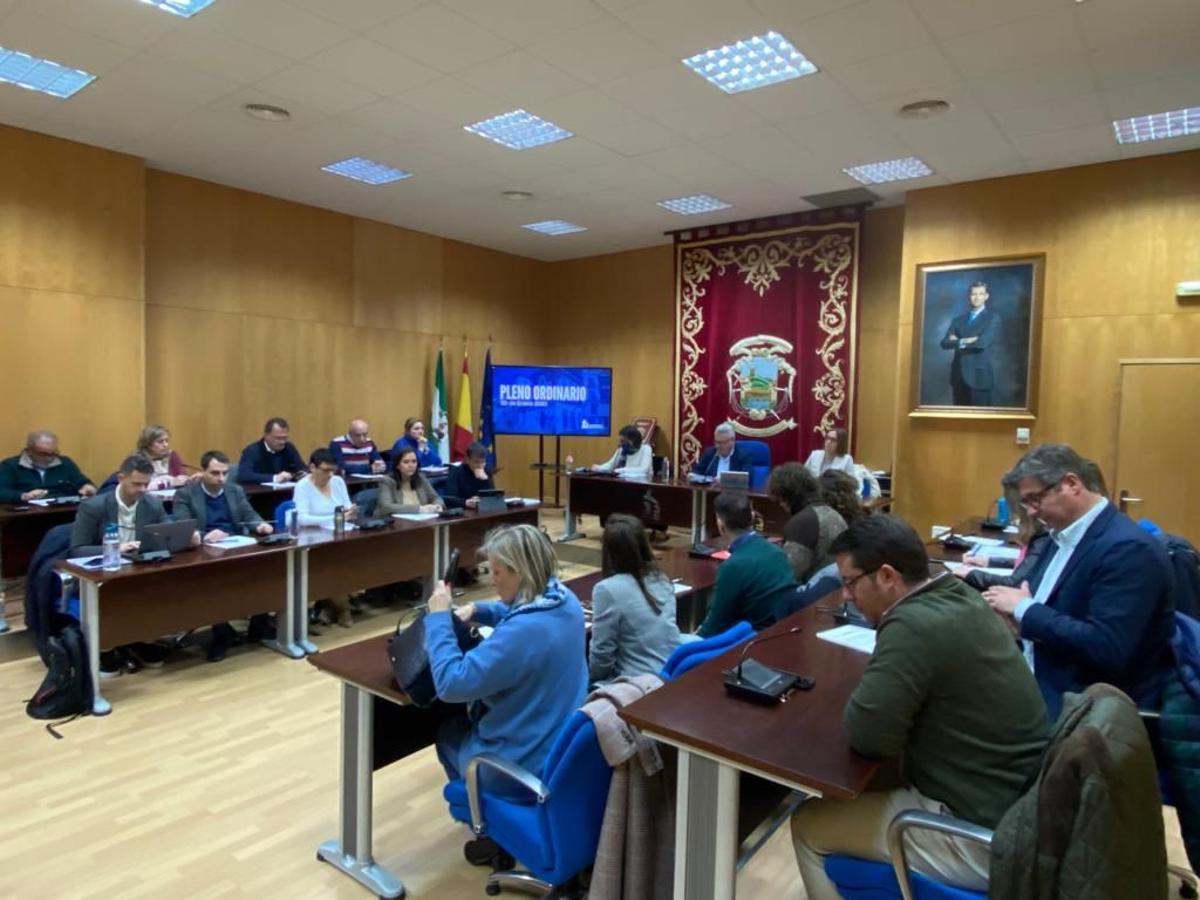 Un momento del pleno celebrado este lunes en Puente Genil.
