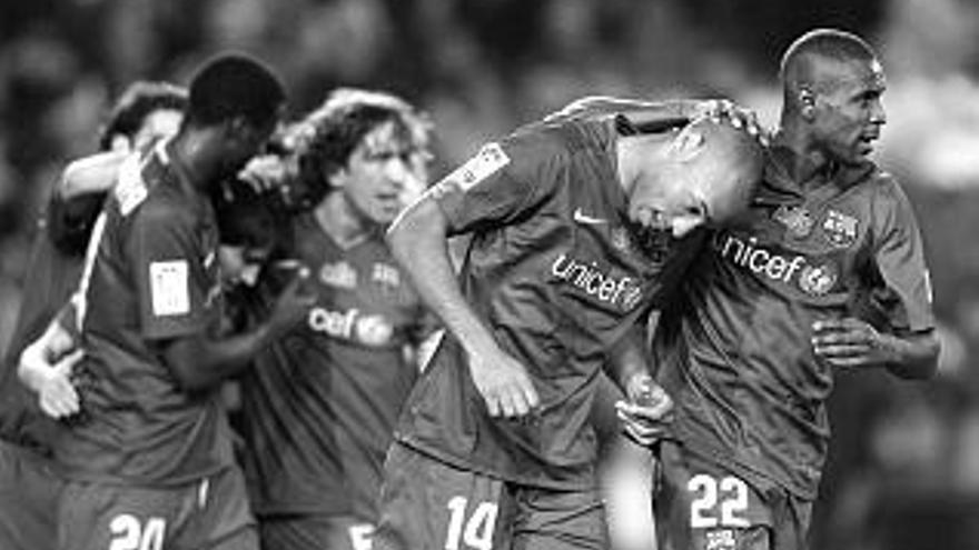 Abidal felicita a Henry por uno de los tantos que marcó ayer ante el Valencia.