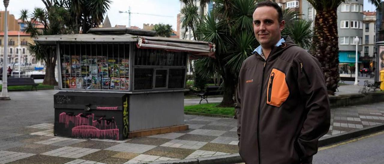 Ignacio Luis González Villa, ayer, ante el kiosco de los Jardines de la Reina.