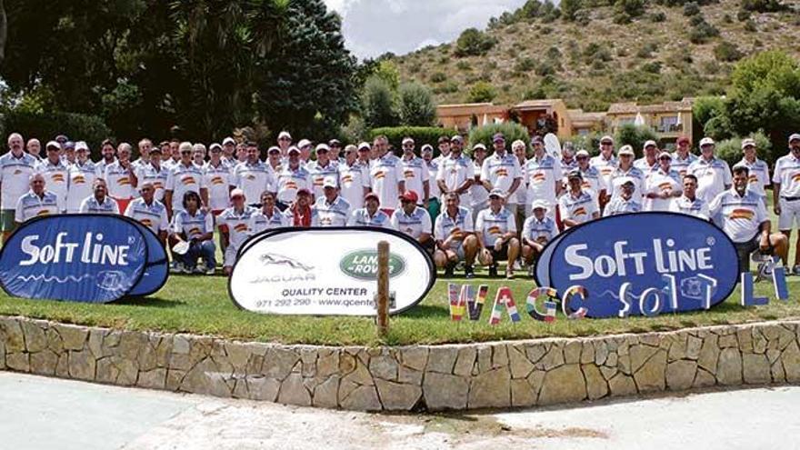 Los ochenta participantes del Campeonato Amateur posan este sábado en el Pula Golf.