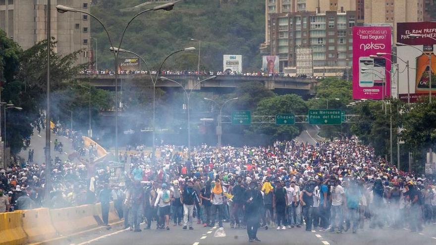 Opositores al régimen de Maduro protestaron ayer ante la biblioteca del Fontán, en Oviedo, donde el embajador de Venezuela, Mario Isea, daba una conferencia.