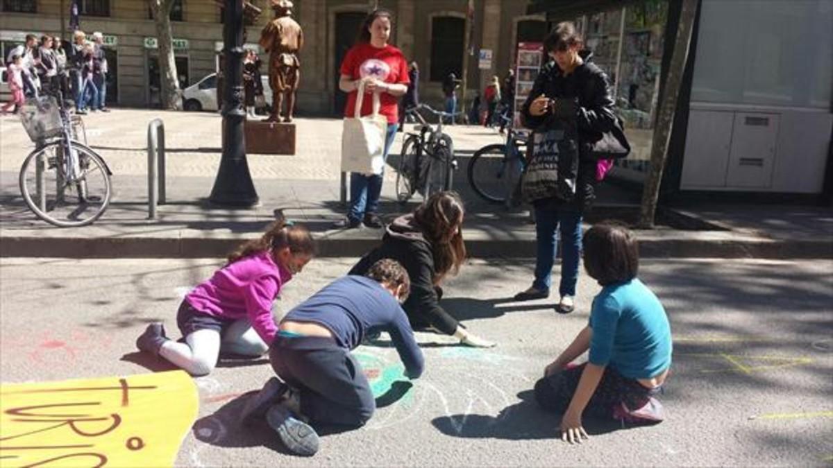 Taller de pintura en la Rambla de Santa Mònica, previo al debate sobre el futuro de la vía.