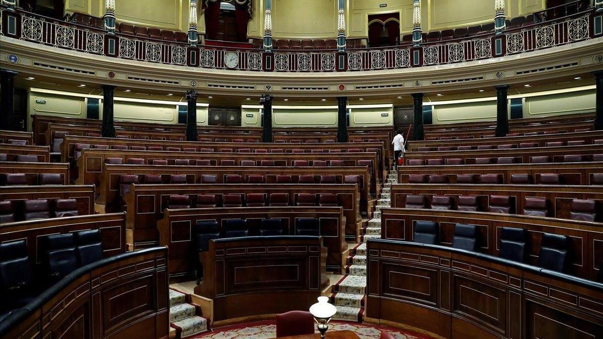 El hemiciclo del Congreso, vacío, una vez que los diputados han abandonado sus escaños.