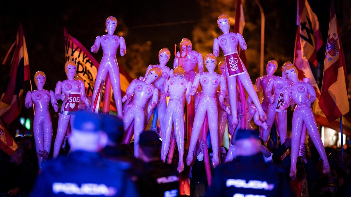 Muñecas hinchables en una protesta contra el PSOE y la ley de amnistía en la calle Ferraz de Madrid.