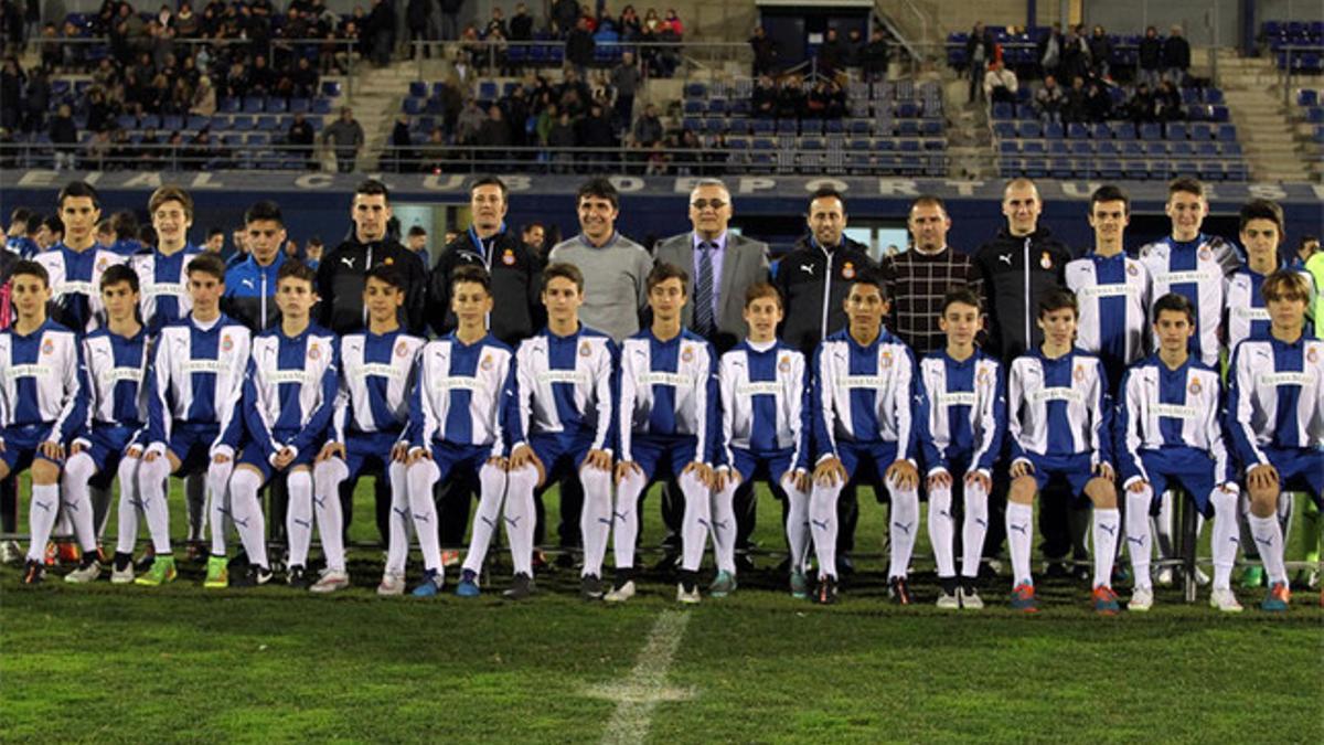 Cambio de escenario en la presentación del fútbol base del Espanyol: del campo a la Plaça de la Catedral de Barcelona