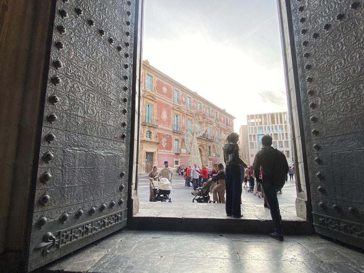 La Puerta del Perdón de la Catedral de Murcia, abierta este domingo por la tarde.