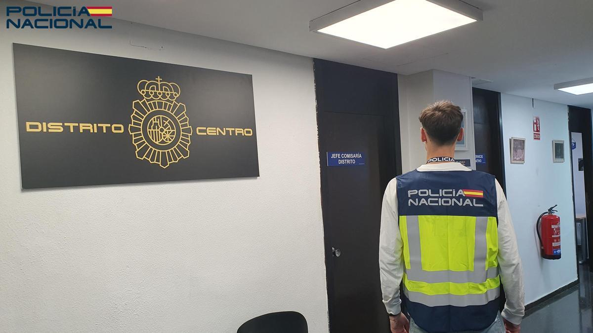 Un agente de la Policía Nacional en la Comisaría Centro.