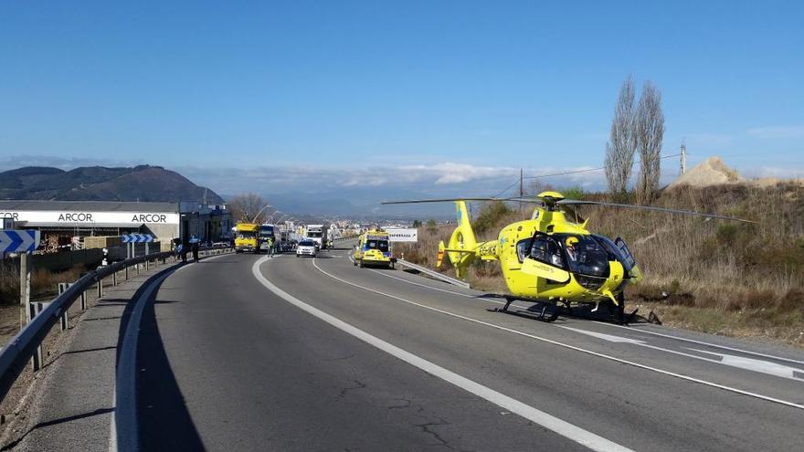 El helicóptero del 112 que acudió al accidente producido en la N-VI en Ponferrada.