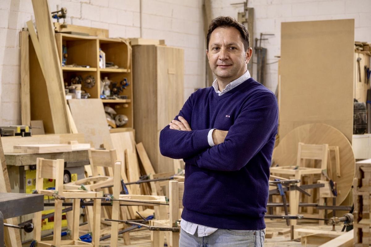 Raúl Román está al frente de la empresa Bois Maisson, dando continuidad al taller fundado en 1985 por su padre, Manuel Román.