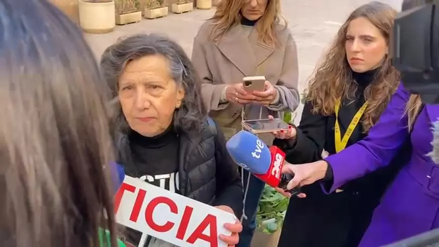 Una víctima de la dana en la puerta de les Corts al conocer que Pérez Llorca ha entrado por detrás: "Otro que no da la cara"