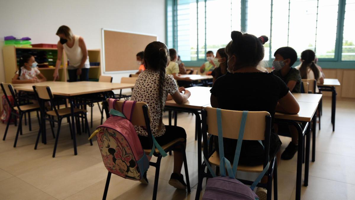 Archivo - Una profesora junto con alumnos de Educación Primaria en una  de las aulas del colegio Les Arts, de reciente construcción, durante el primer día del curso escolar 2021-2022 en la Comunitat Valenciana