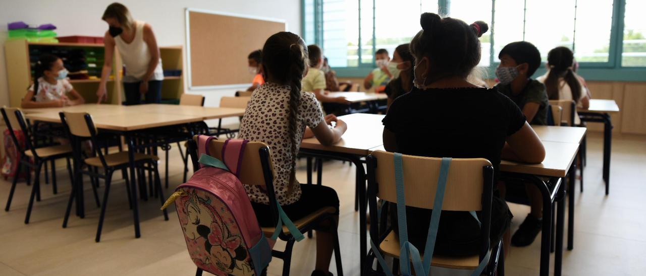 Una profesora junto con alumnos de Educación Primaria en una  de las aulas del colegio Les Arts, de reciente construcción, durante el primer día del curso escolar 2021-2022.