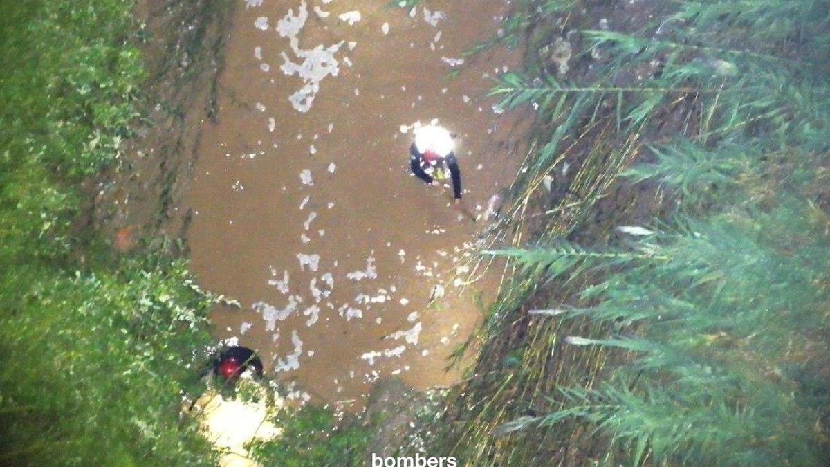 Los bomberos intensifican en Mediona la búsqueda del padre del menor hallado muerto