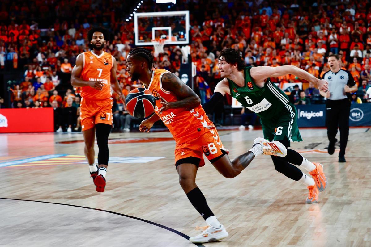 Panathinaikos sobrevive a la última posesión del Valencia Basket en el Roig Arena