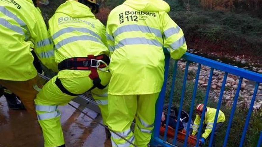 Herido un conductor al caer a la vereda del río Jalón