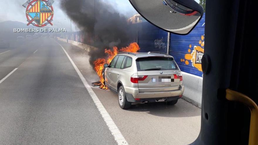 Un coche en llamas causa largas retenciones en la Vía de Cintura