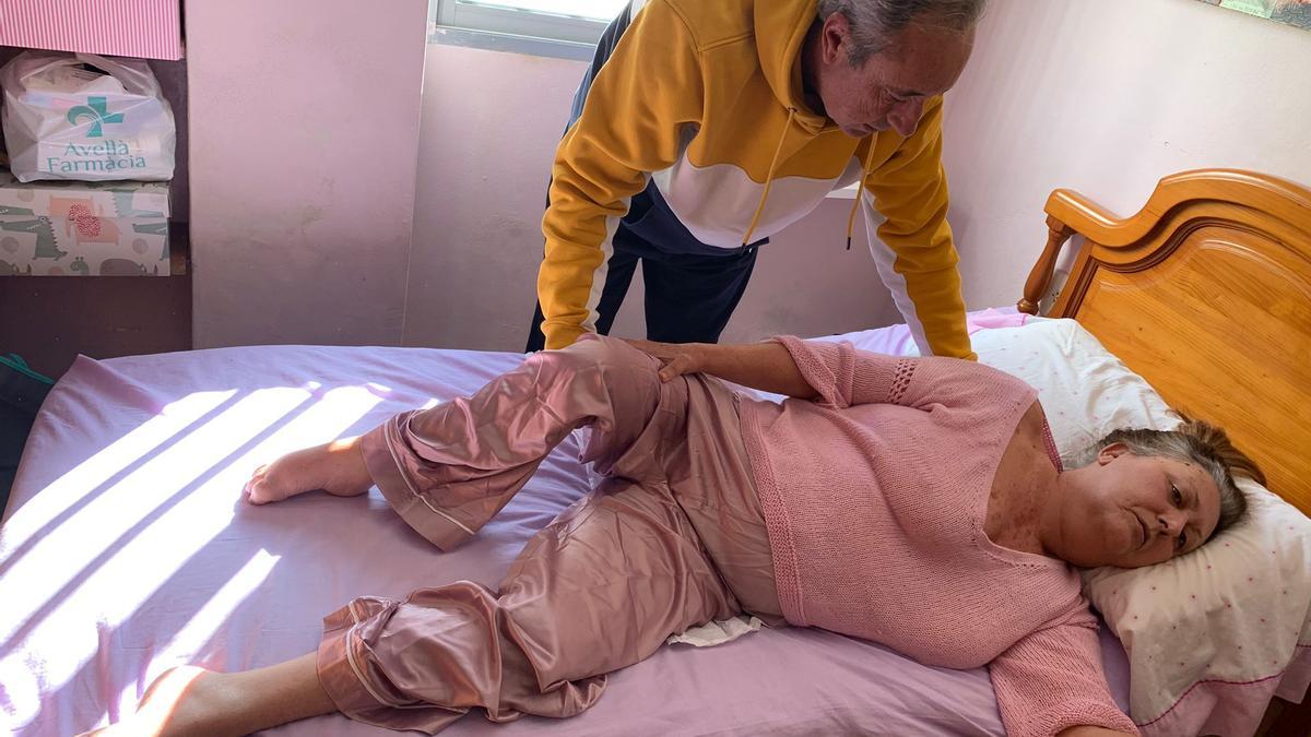 Teresa Salort lleva postrada en la cama desde el 18 de octubre. En la imagen, con su hermano.