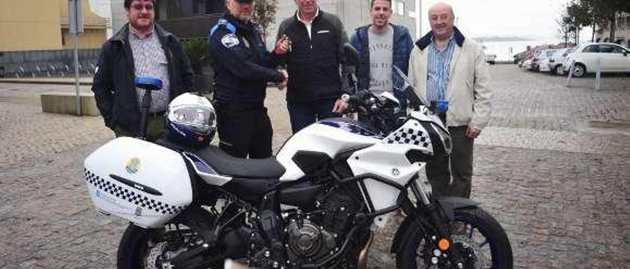 Nueva motocicleta de la Policía Local de A Illa. // Iñaki Abella