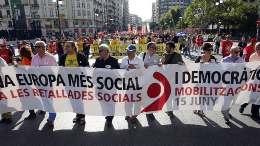 Manifestación organizada por los sindicatos contra los recortes celebrada el pasado mes de junio en Valencia.