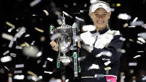 Caroline Wozniacki celebra su éxito en el Masters femenino.