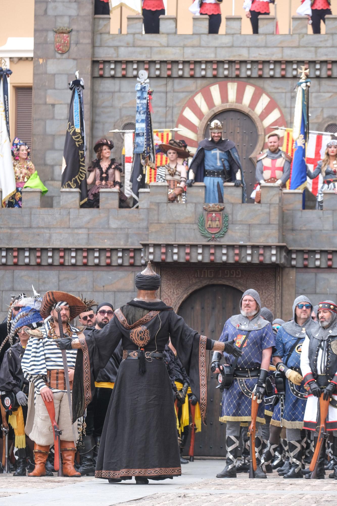 Los moros conquistan el castillo bajo la lluvia. Así ha sido la embajada mora de las fiestas de Elda