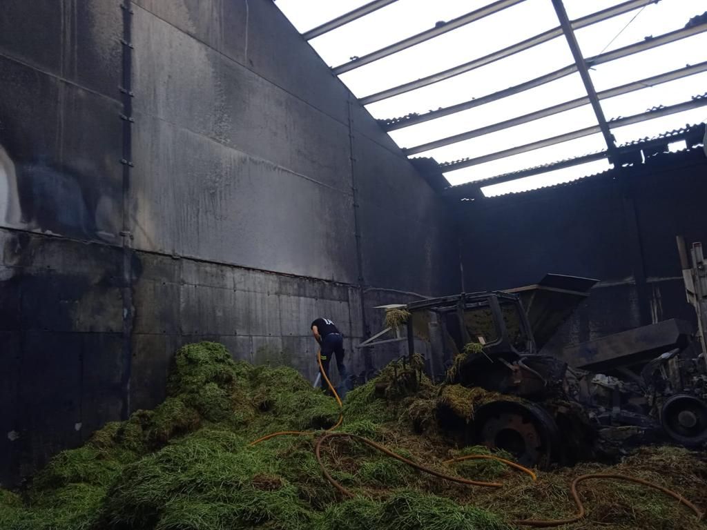 Un incendio devora una nave ganadera en Santibáñez de Tera con maquinaria agrícola en su interior.