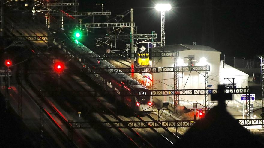 La llegada de los nuevos trenes Avril que acortarán el viaje a Madrid se retrasa un mes más, denuncian los sindicatos