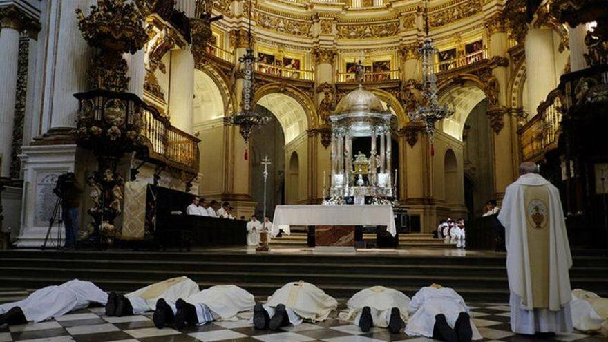 El arzobispo de Granada se postra ante el altar para pedir perdón por los &#039;escándalos&#039;