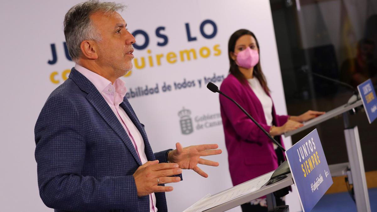 Ángel Víctor Torres habla en una comparecencia junto a Yaiza Castilla.