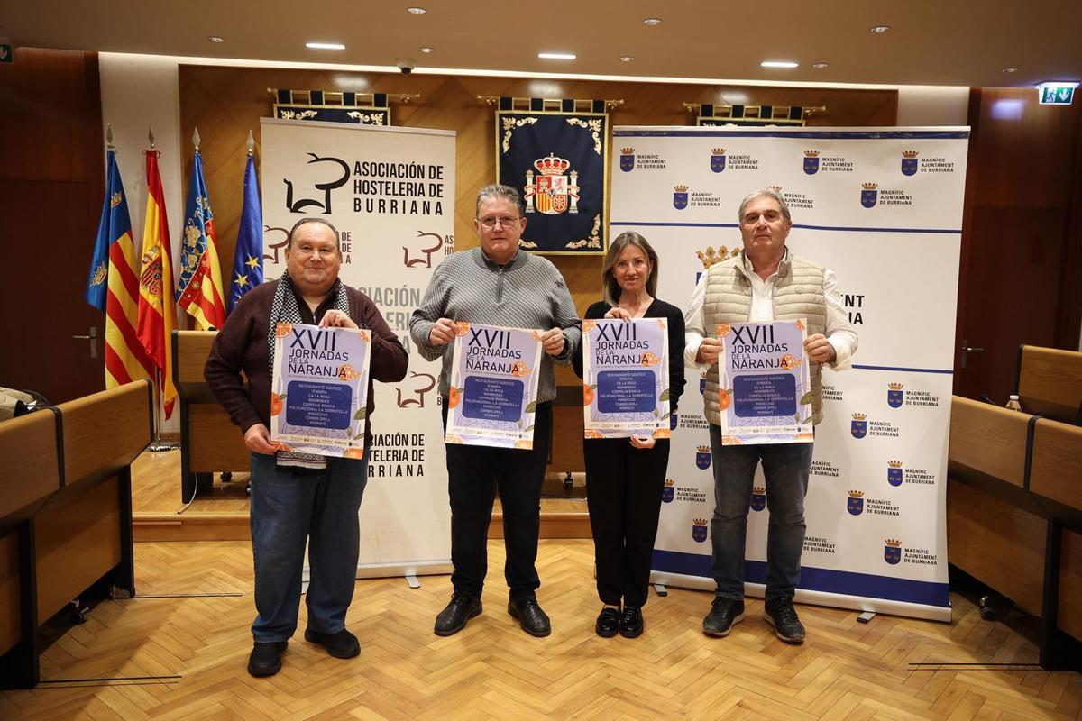 Al acto de presentación han asistido la concejal de Turismo, Noelia Peris, junto al presidente de la Asociación de Hosteleros, José Gargallo, y miembros de la directiva de la asociación.
