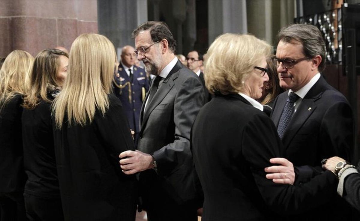 El presidente del Gobierno, Mariano Rajoy y el de la Generalitat, Artus Mas , saludan a familiares de los fallecidos durante el funeral institucional en homenaje a las 150 víctimas del avión de Germanwings