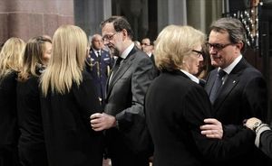 El president del Govern, Mariano Rajoy i el de la Generalitat, Artur Mas, saluden familiars dels morts durant el funeral institucional en homenatge a les 150 víctimes de l’avió de Germanwings