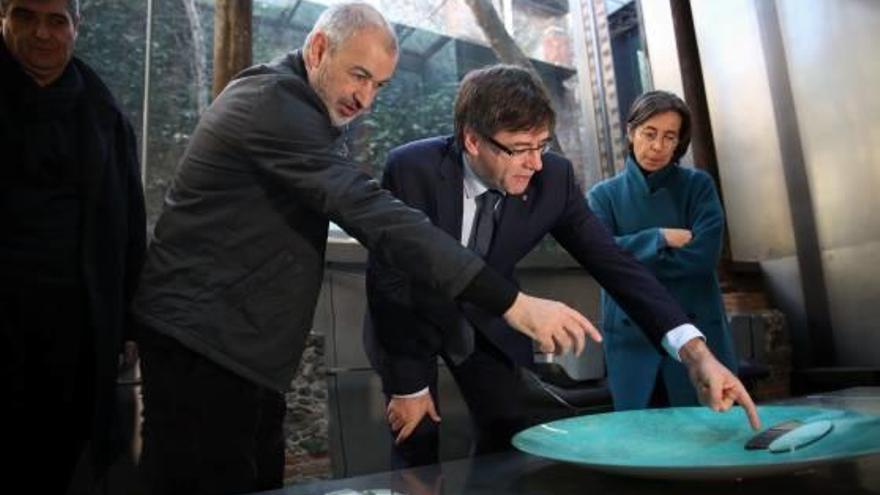 D&#039;esquerra a dreta, Rafel Aranda, Ramon Vilalta, Carles Puigdemont i Carme Pigem.