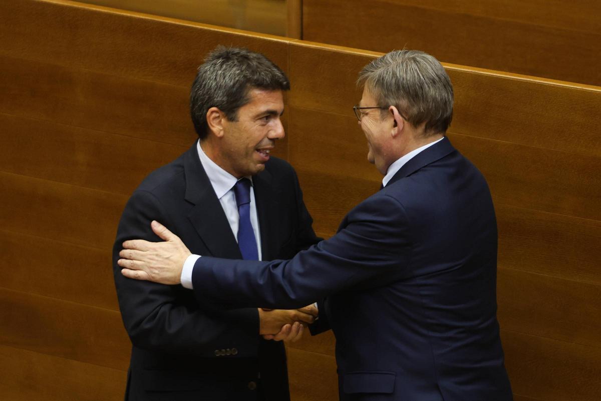 Mazón y Puig se saludan tras la sesión de investidura.