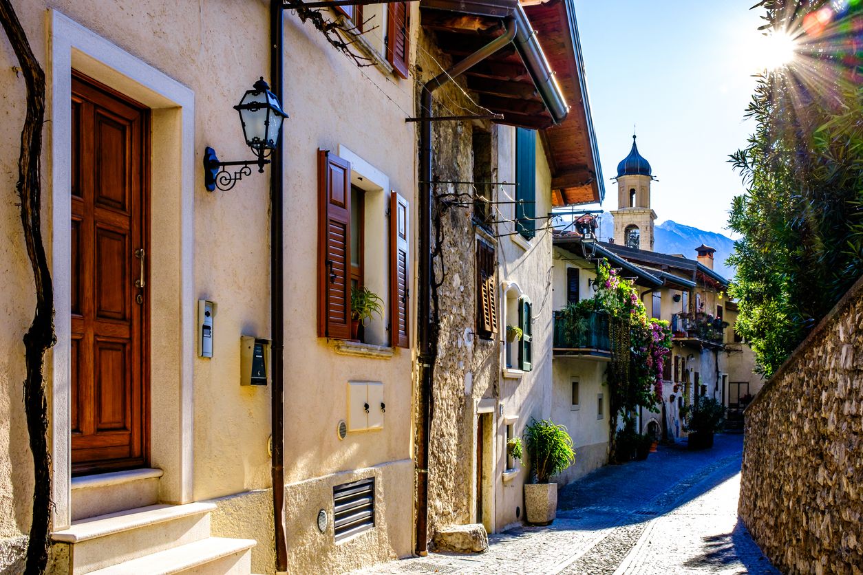 La mejor forma de conocer este pueblo de cuento es perderse por sus calles.