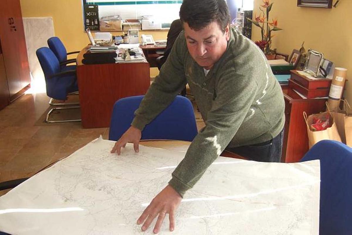 El alcalde socialista explicó con planos la complicada situación urbanística de Llíber