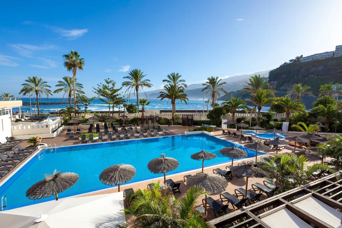Zona de piscinas del hotel.